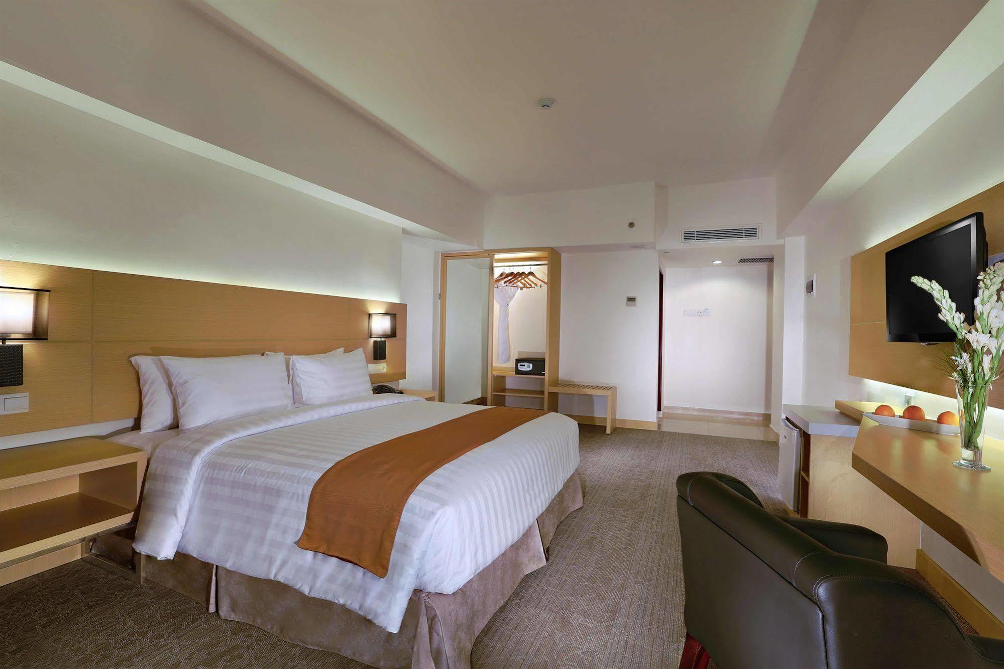 Golden City Hotel And Convention Center - Chse Certified Semarang Exterior photo